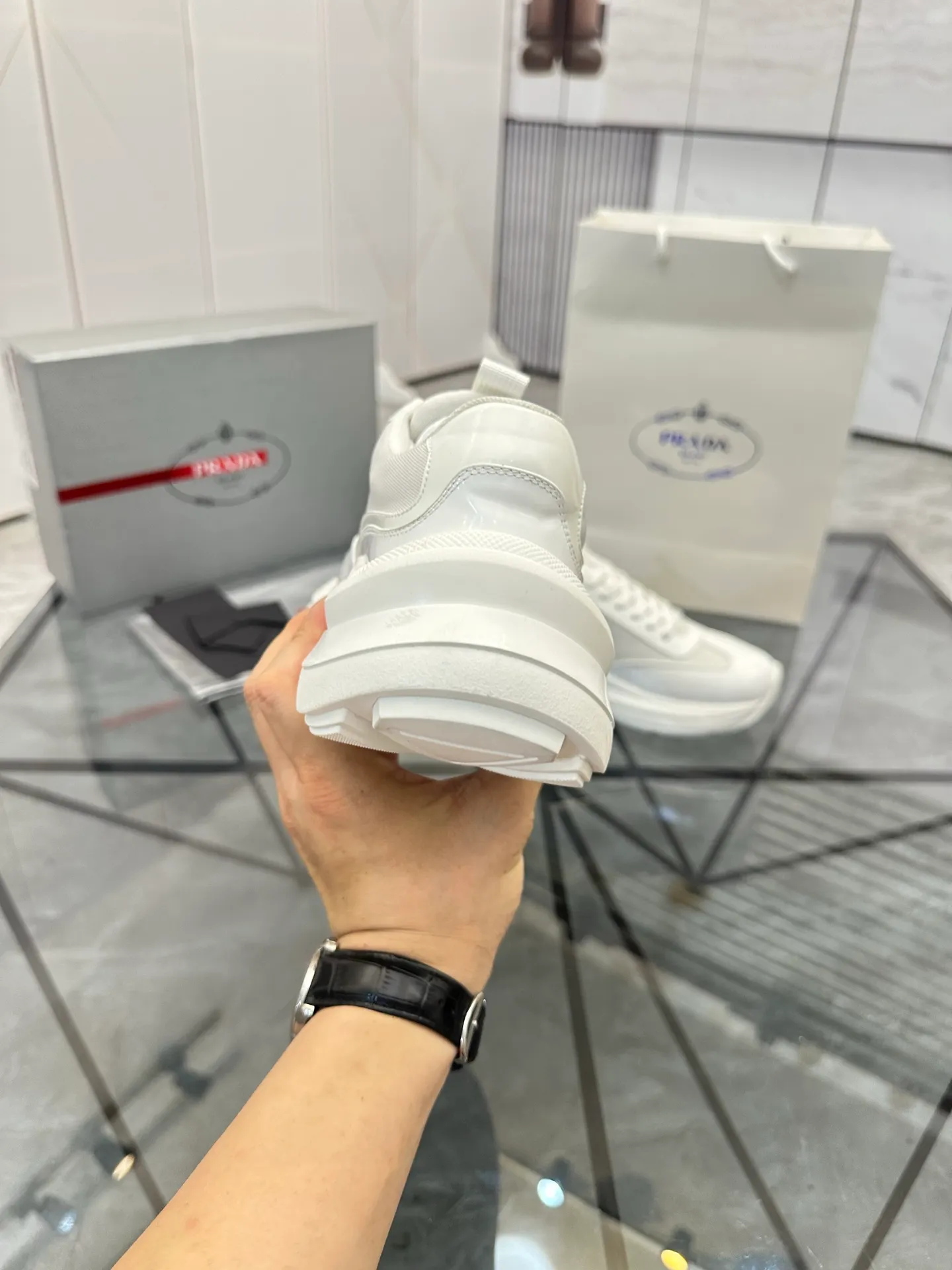 Men's shoes: 💰P680¥ High-end top quality Product trademark: Prada *"Prada*" low-top casual shoes Regular size: 38-45 (can be customized to 46) Product materials: Upper imported cowhide spliced ​​with breathable mesh, breathable lining, cowhide foot pads, original ultra-light foam outsole. No.: 001